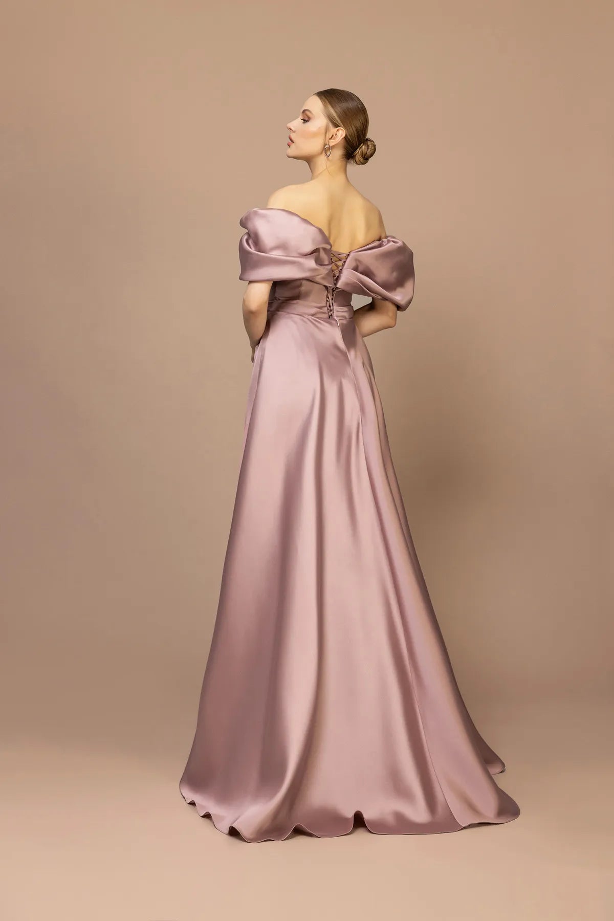 7145-Düşük Omuzlu Uzun Kollu Drapeli Yırtmaçlı Uzun Elbise