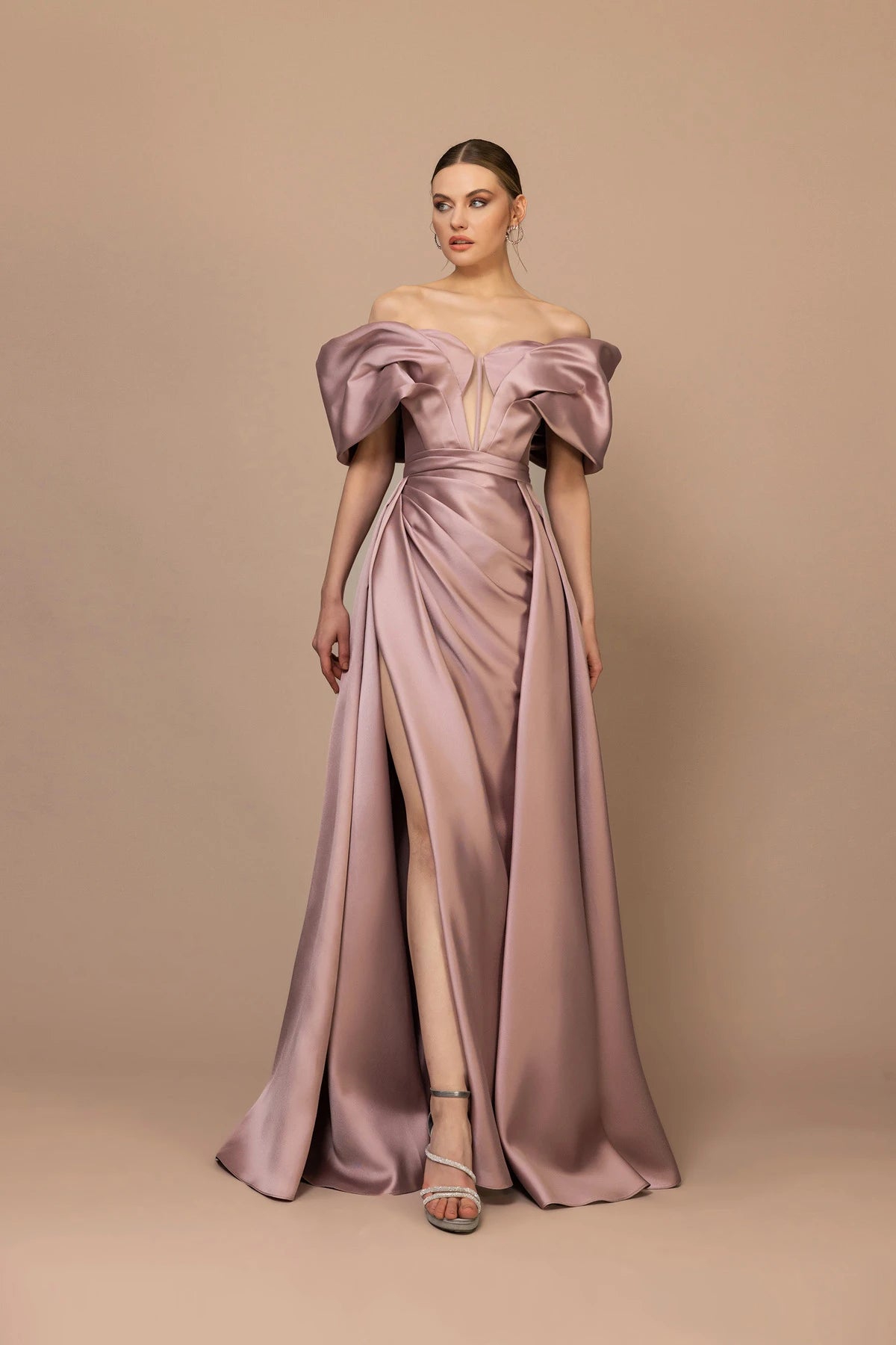 7145-Düşük Omuzlu Uzun Kollu Drapeli Yırtmaçlı Uzun Elbise