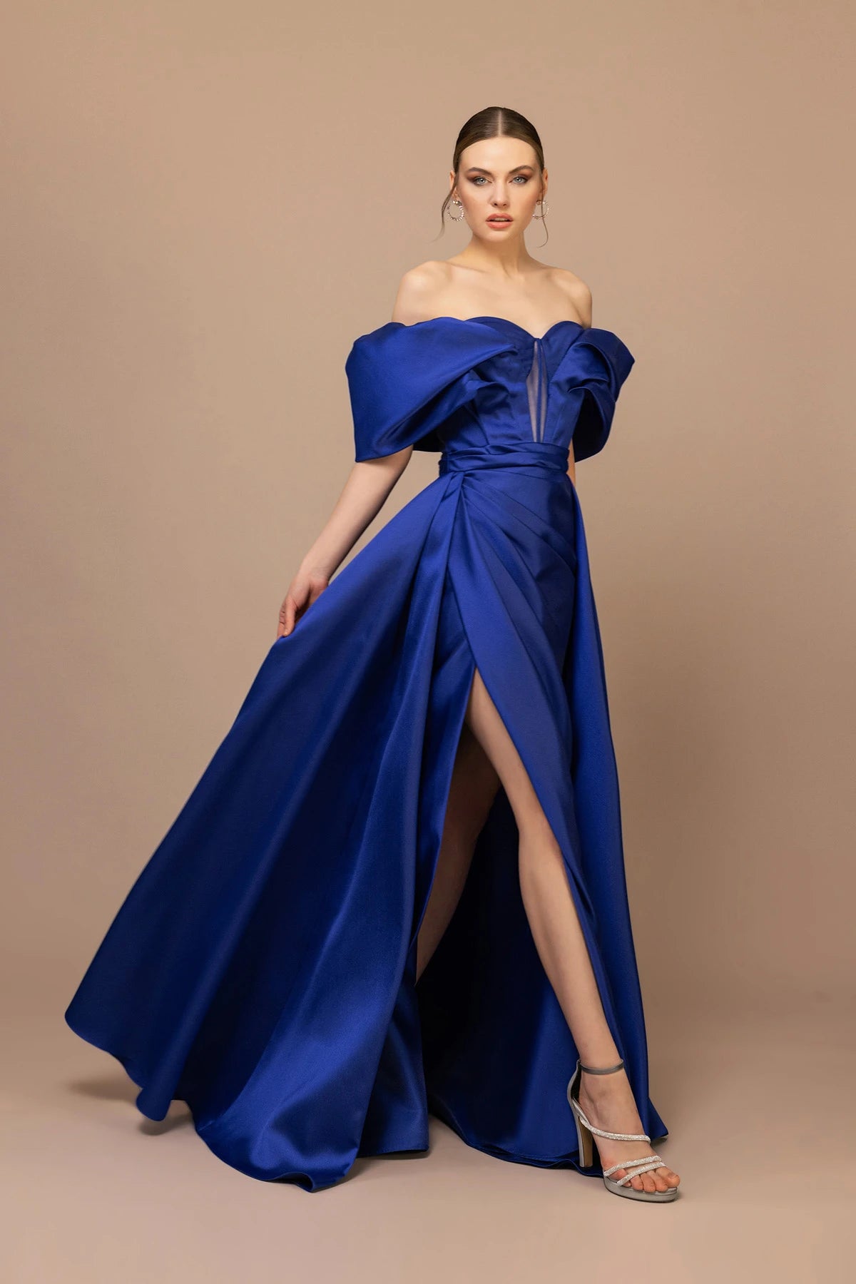 7145-Düşük Omuzlu Uzun Kollu Drapeli Yırtmaçlı Uzun Elbise