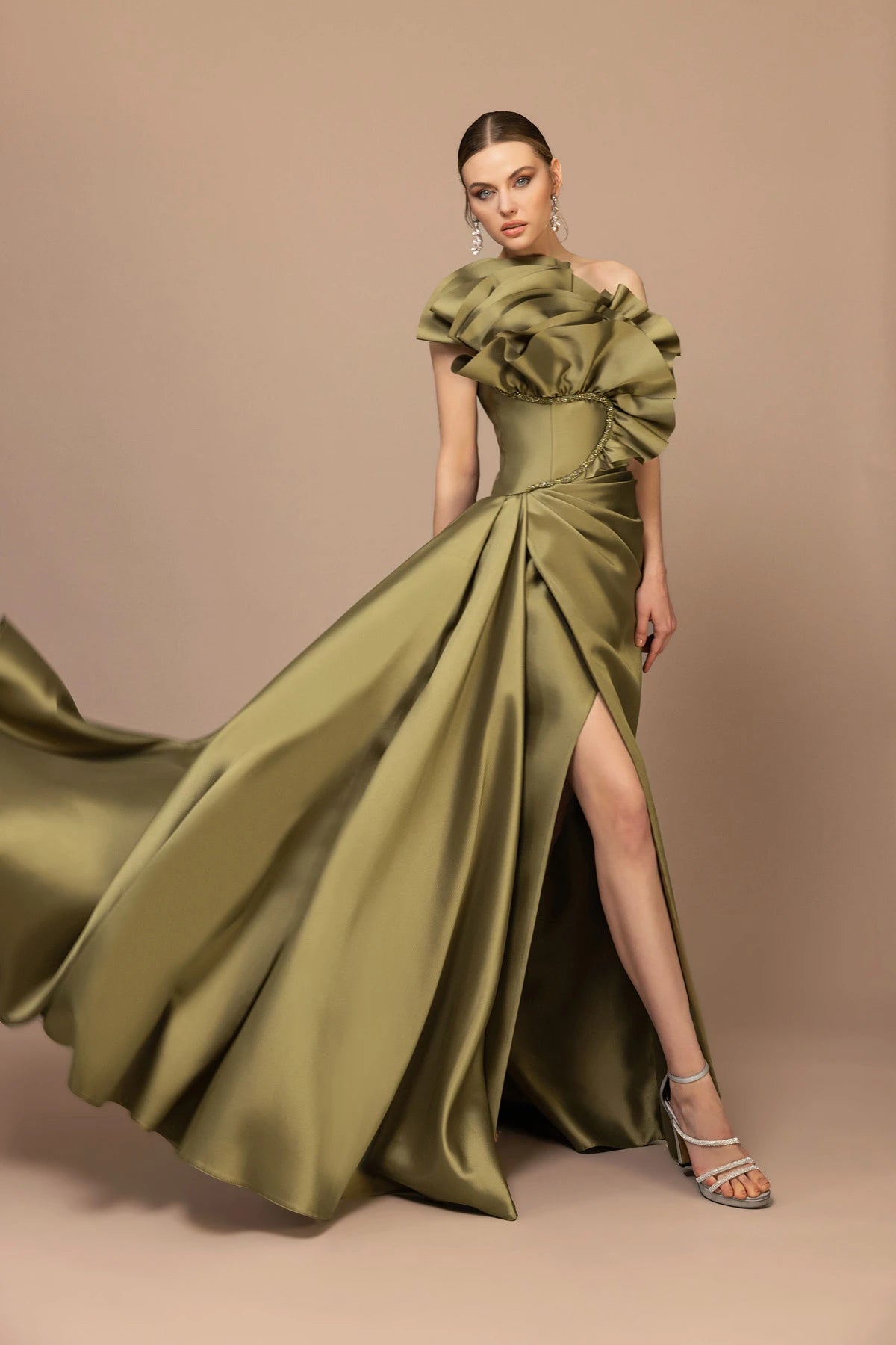 Fırfır Detaylı Yırtmaçlı Uzun Abiye 7147