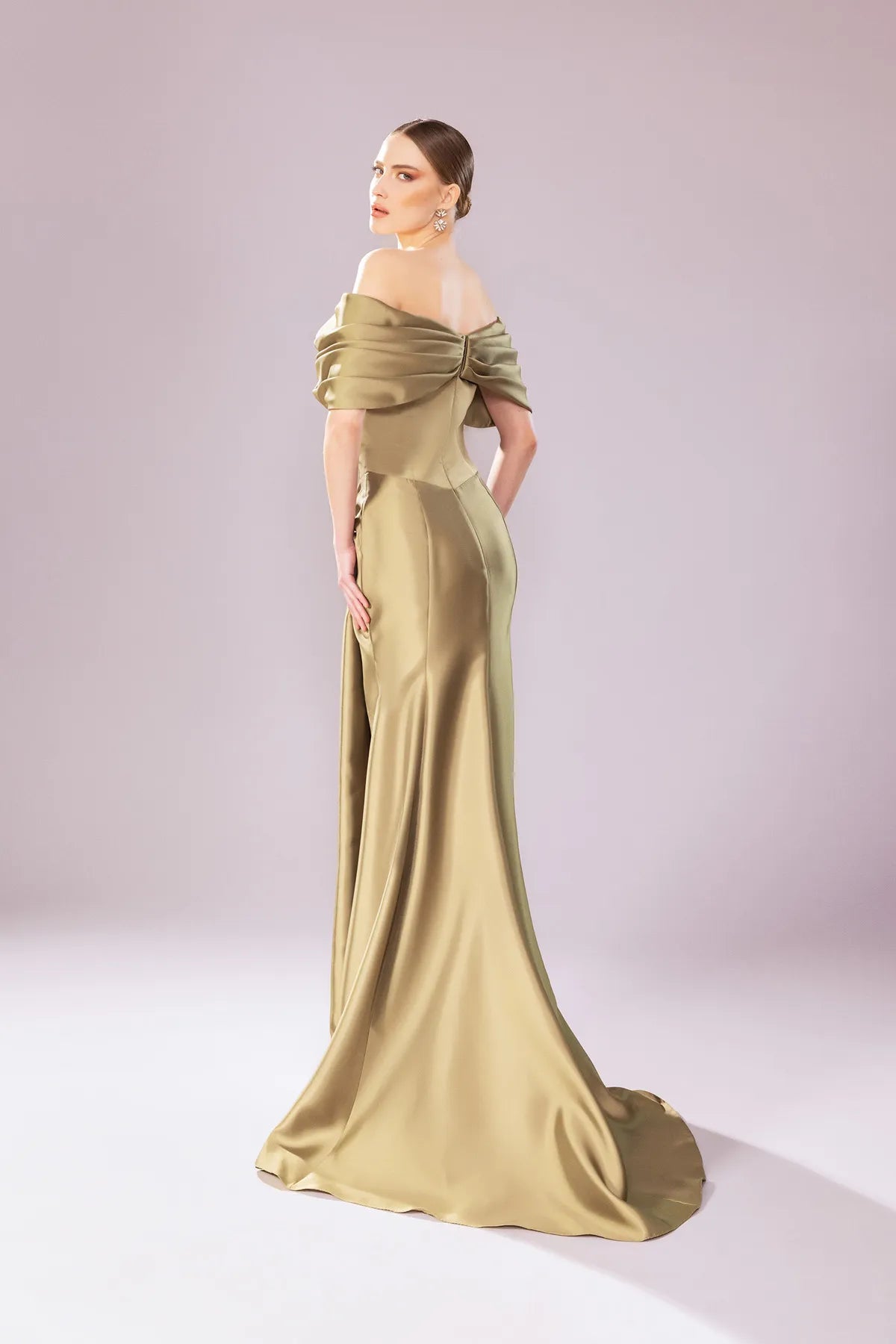 7154-Drapeli Düşük Omuzlu Yırtmaçlı Uzun Abiye