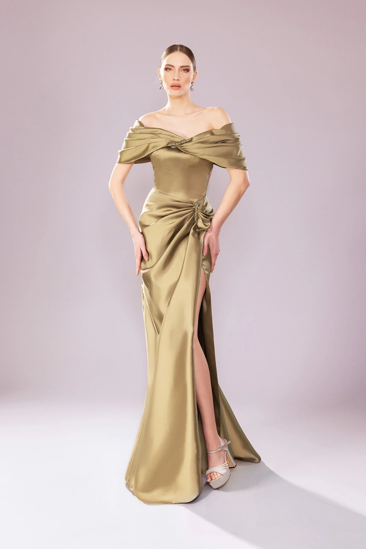 7154-Drapeli Düşük Omuzlu Yırtmaçlı Uzun Abiye