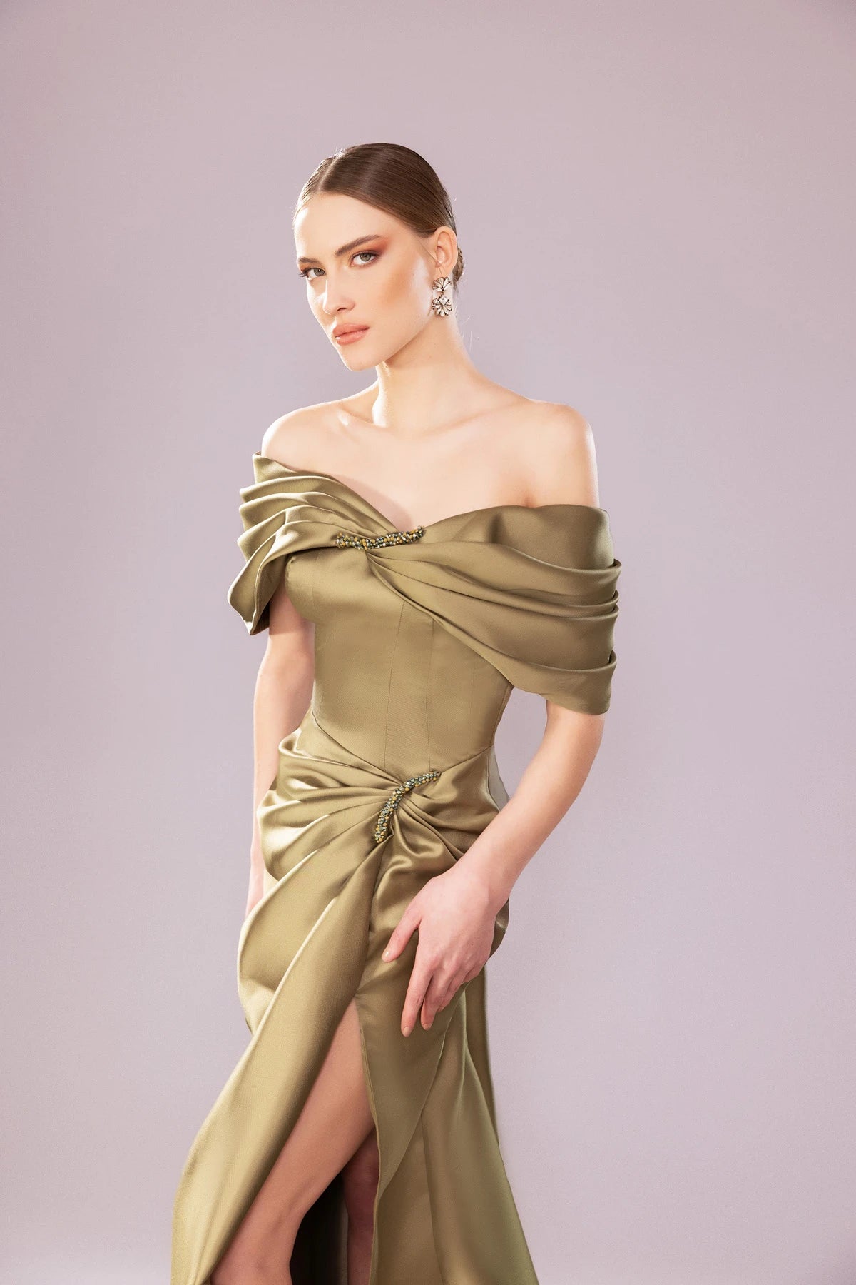 7154-Drapeli Düşük Omuzlu Yırtmaçlı Uzun Abiye