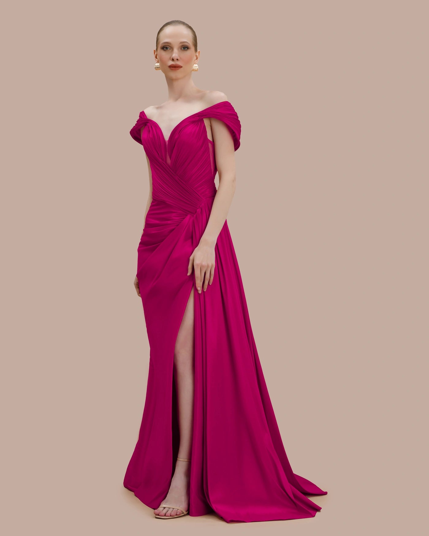 7160-Düşük Omuz V Yaka Drapeli Yırtmaçlı Uzun Abiye Elbise