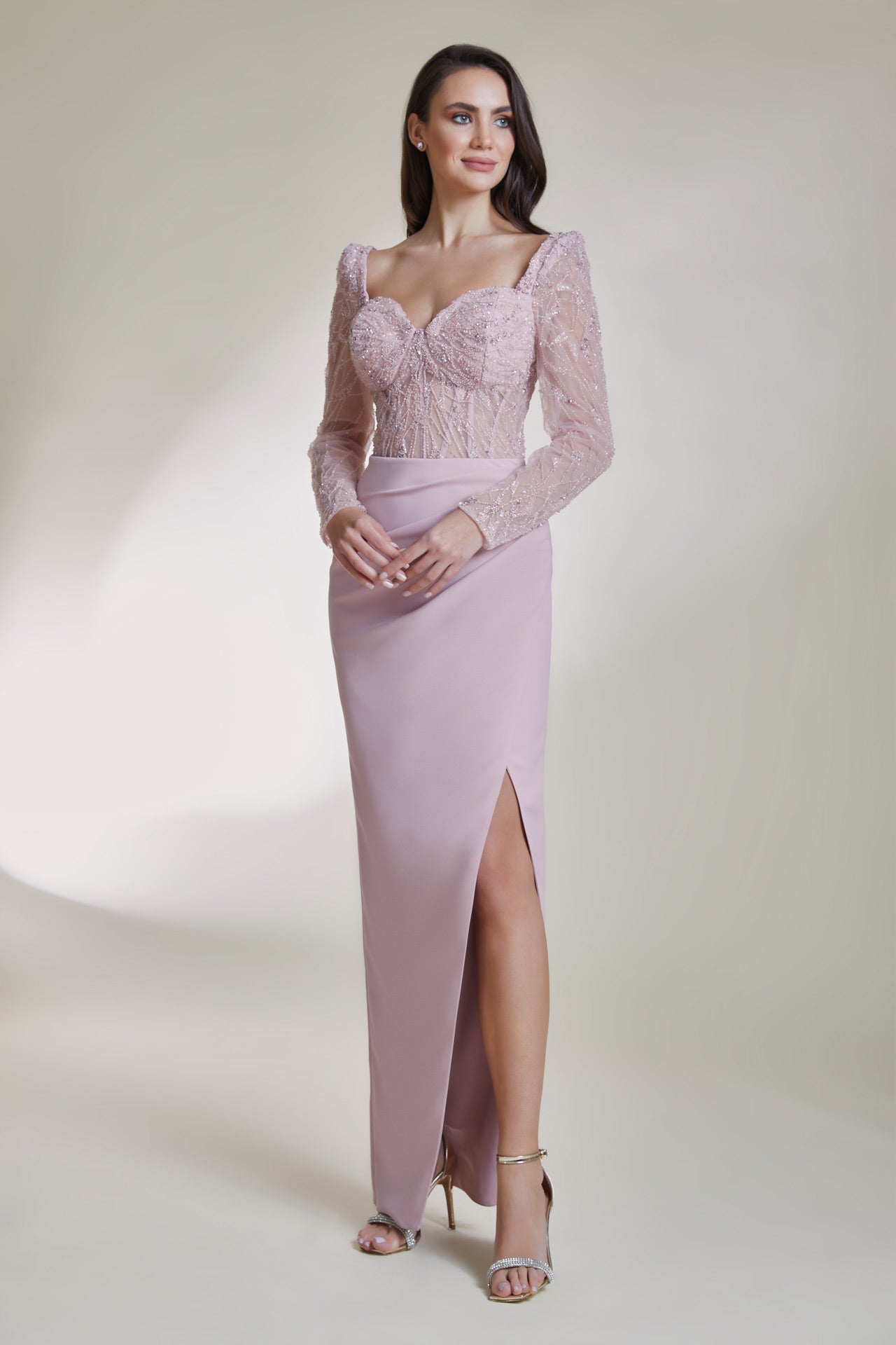 9053-Kalp Yaka Uzun Kol Yırtmaçlı Midi Abiye