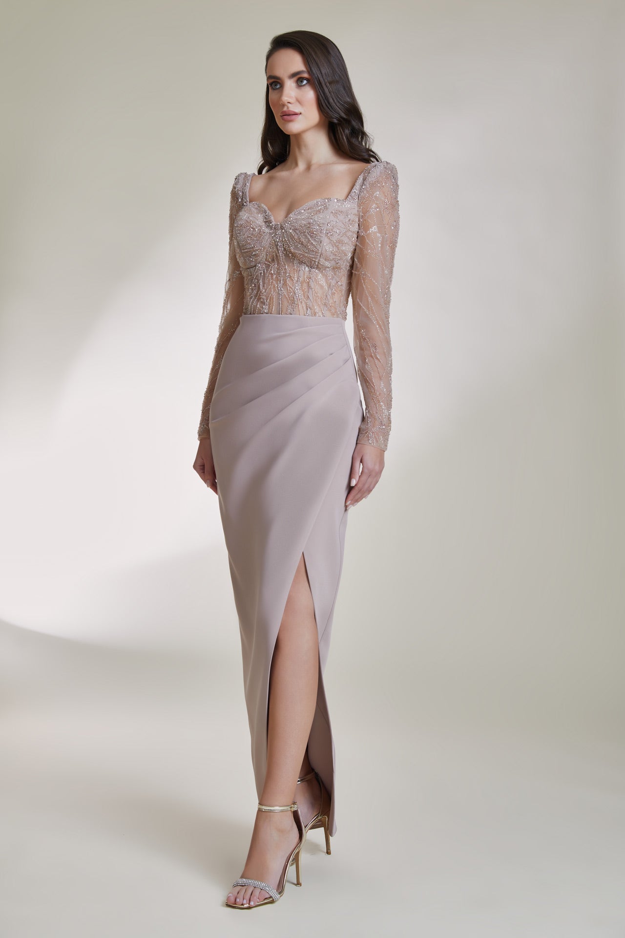 9053-Kalp Yaka Uzun Kol Yırtmaçlı Midi Abiye