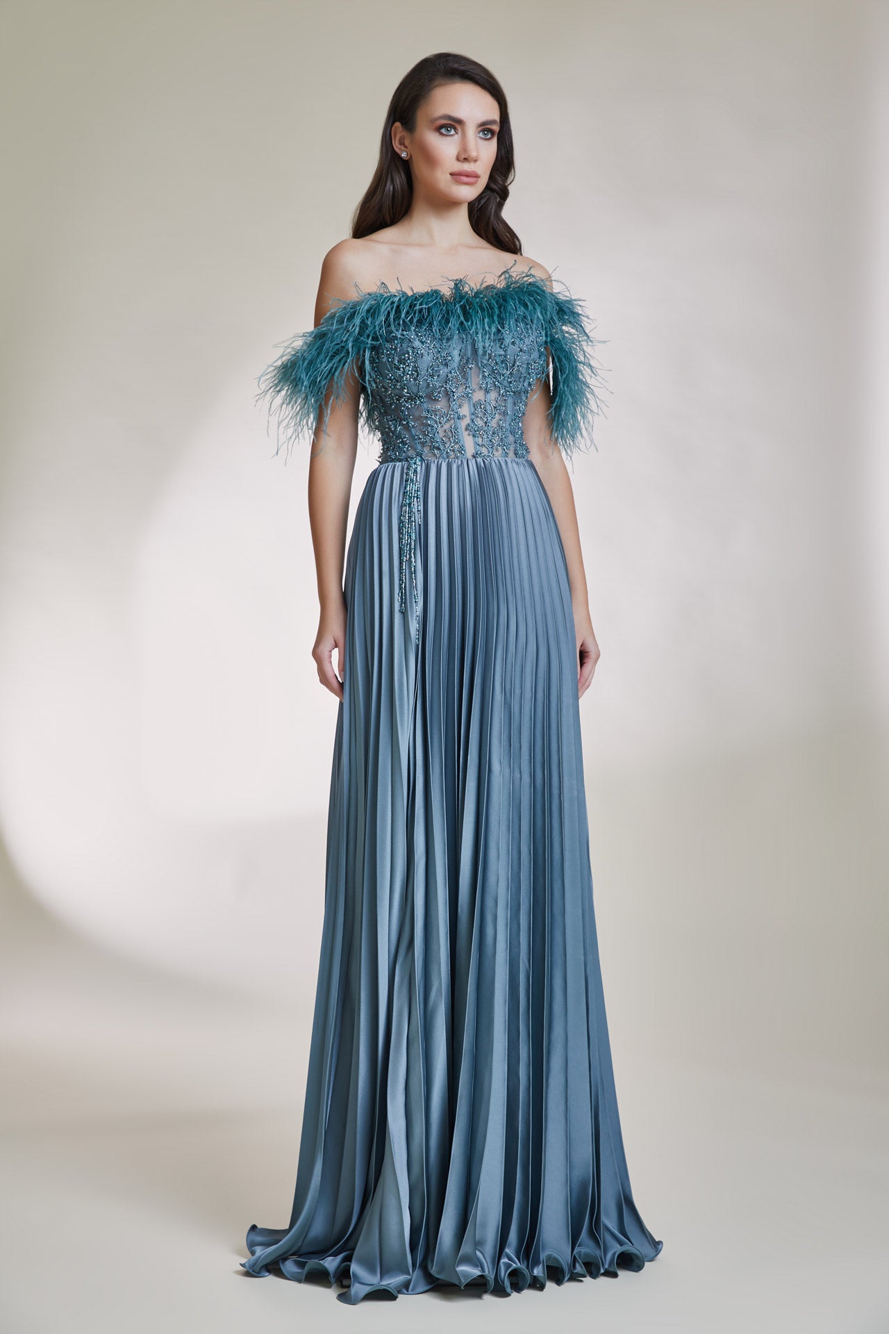 Otriş Detaylı Düşük Omuzlu Piliseli Uzun Elbise 9071