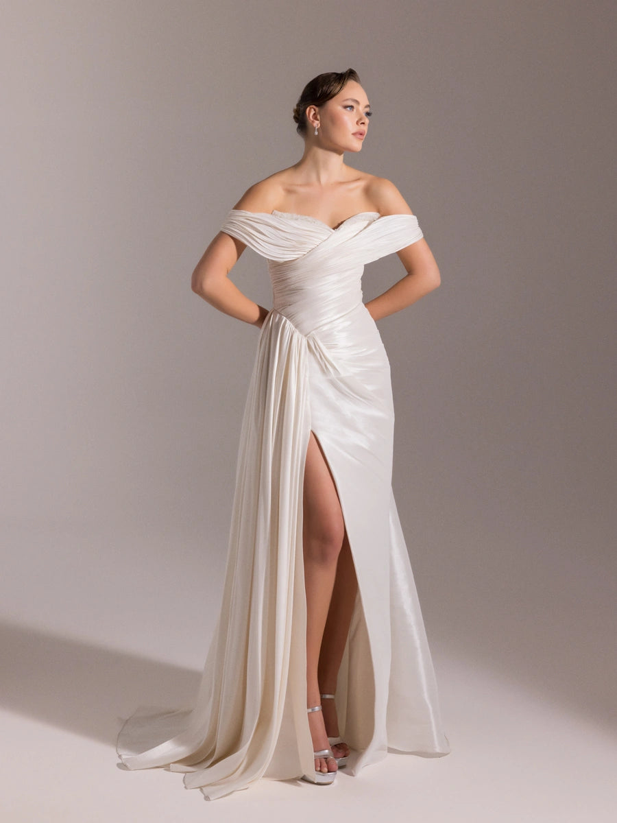 A25001-Göğüsü İşlemeli Yırtmaçlı Pliseli Uzun Abiye Elbise