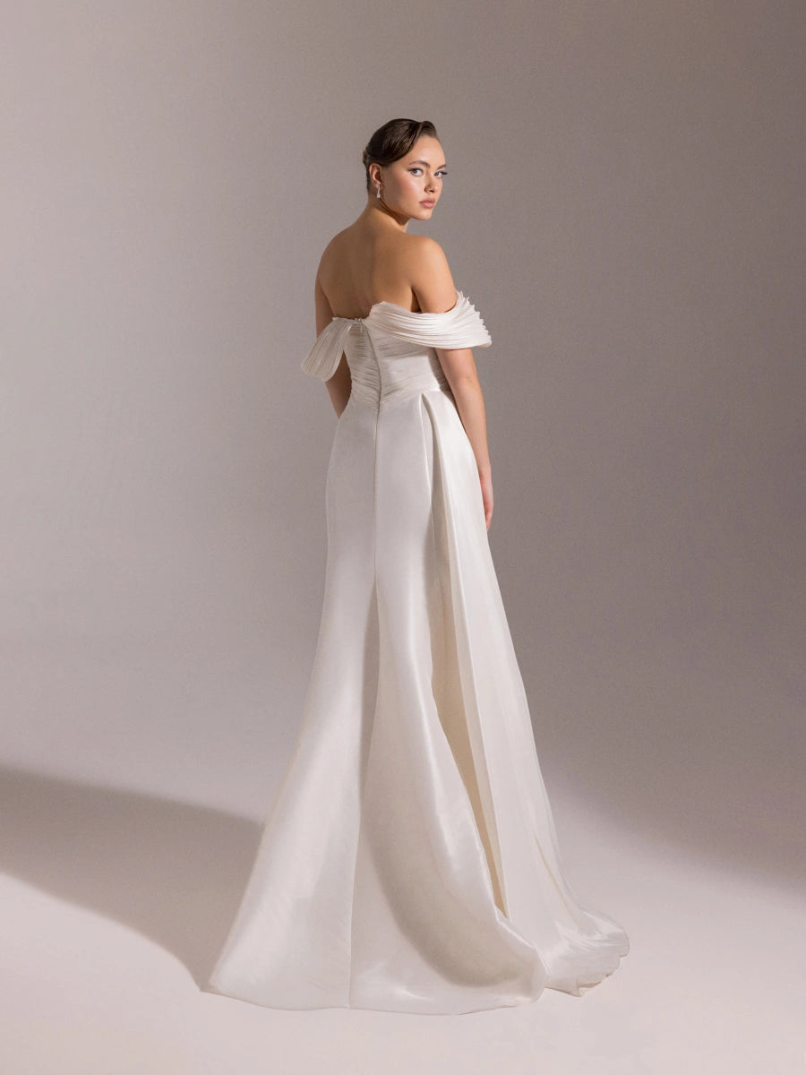 A25001-Göğüsü İşlemeli Yırtmaçlı Pliseli Uzun Abiye Elbise