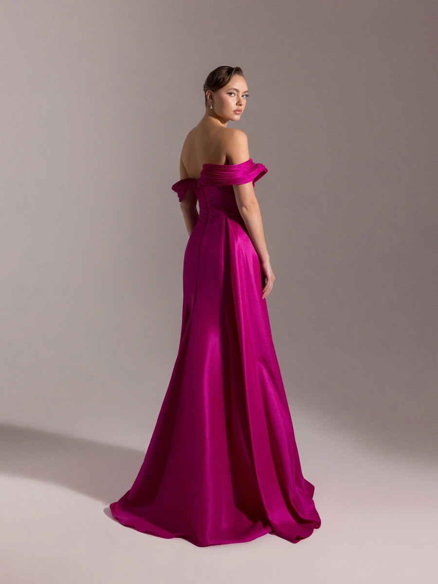 A25001-Göğüsü İşlemeli Yırtmaçlı Pliseli Uzun Abiye Elbise