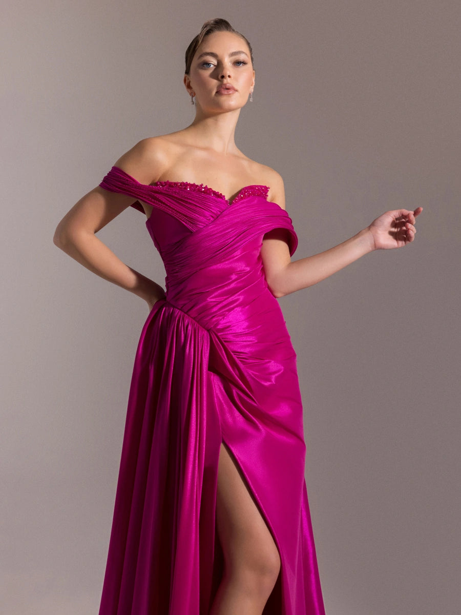 A25001-Göğüsü İşlemeli Yırtmaçlı Pliseli Uzun Abiye Elbise