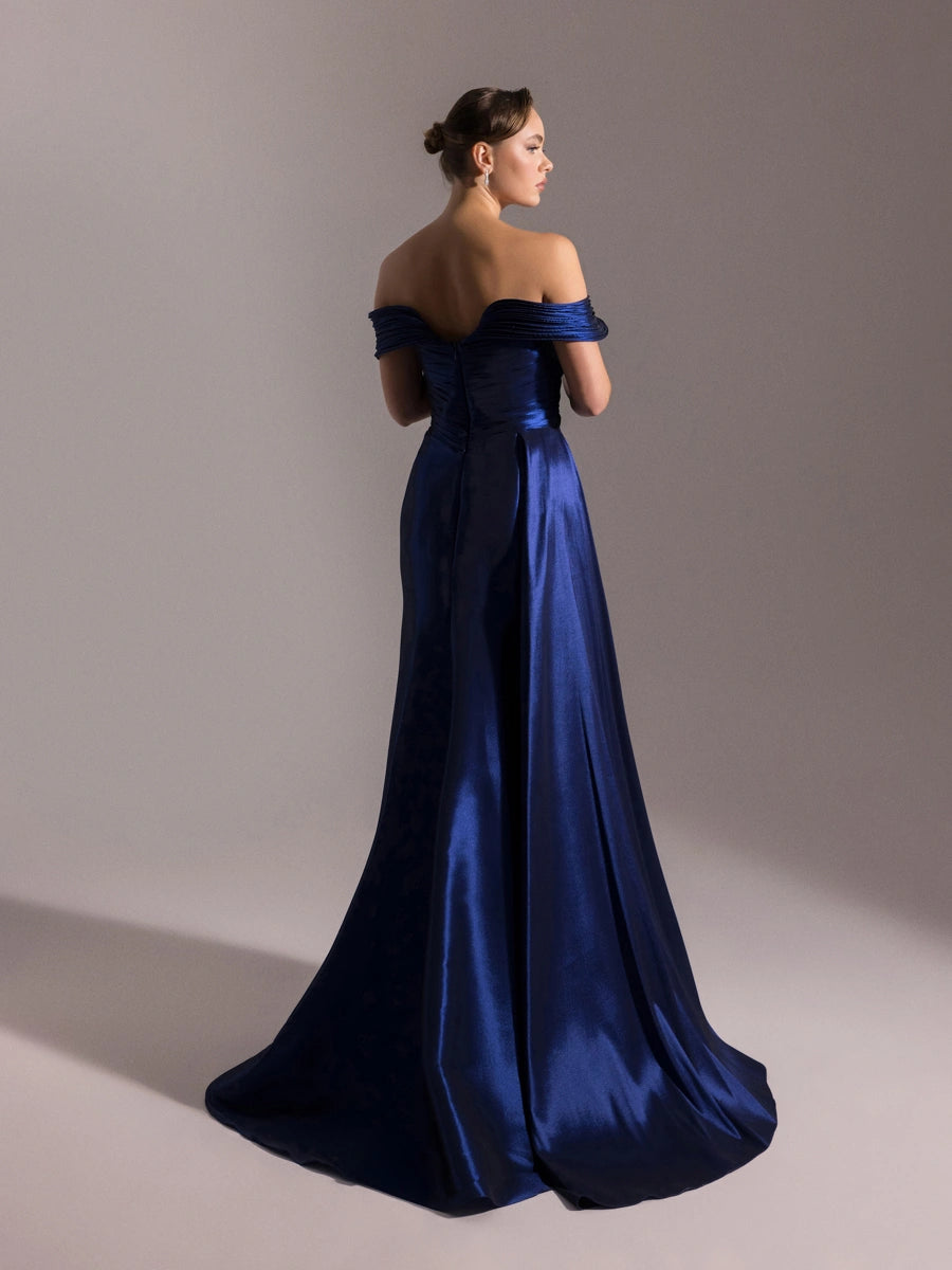 A25001-Göğüsü İşlemeli Yırtmaçlı Pliseli Uzun Abiye Elbise