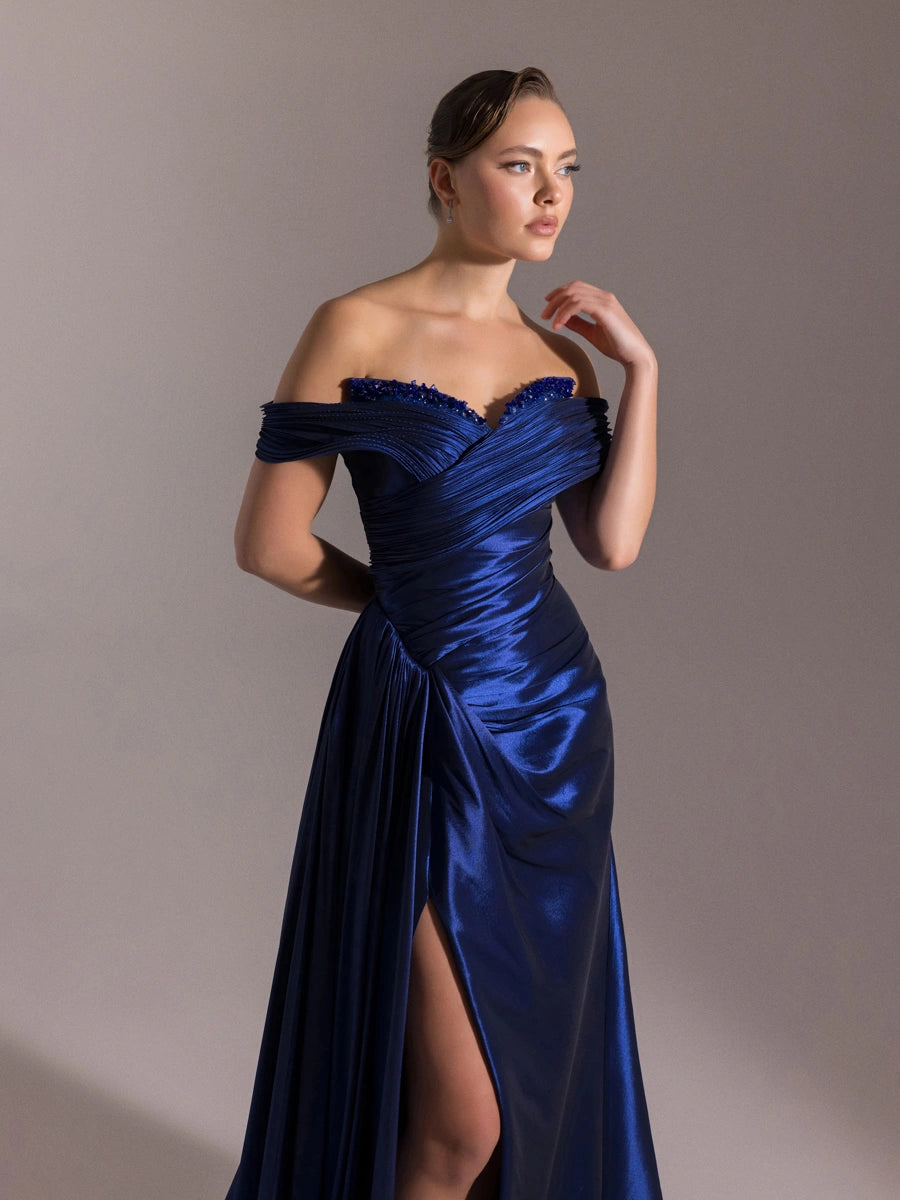 A25001-Göğüsü İşlemeli Yırtmaçlı Pliseli Uzun Abiye Elbise