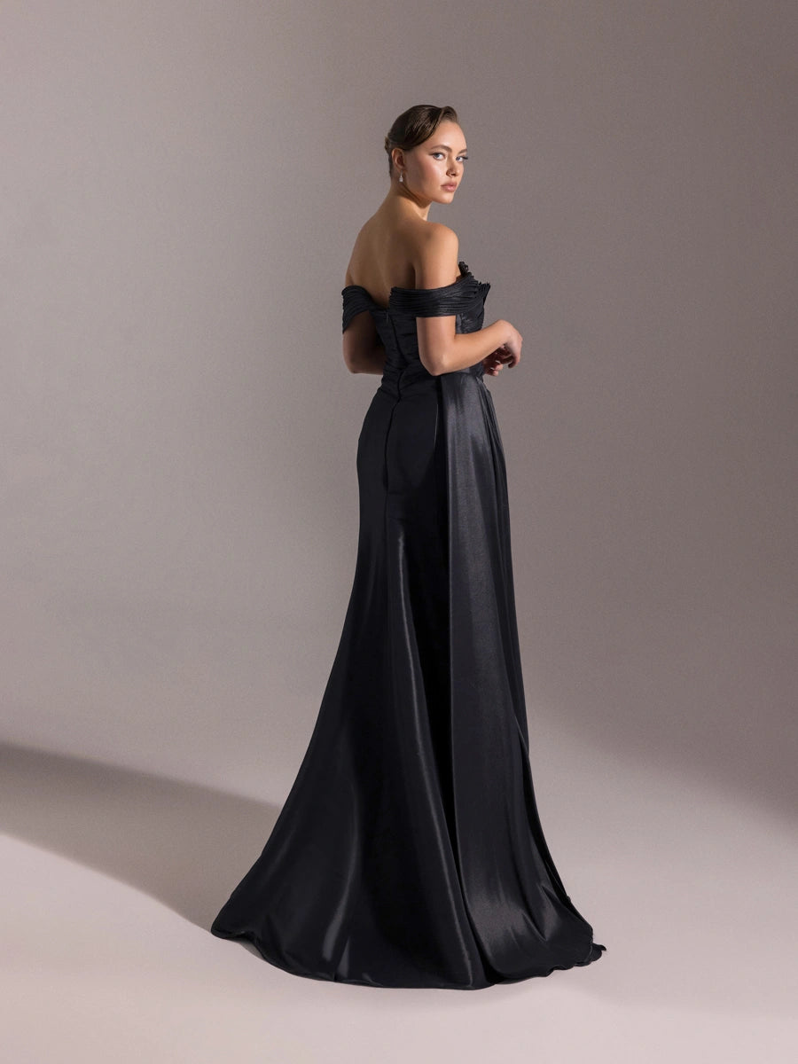 A25001-Göğüsü İşlemeli Yırtmaçlı Pliseli Uzun Abiye Elbise