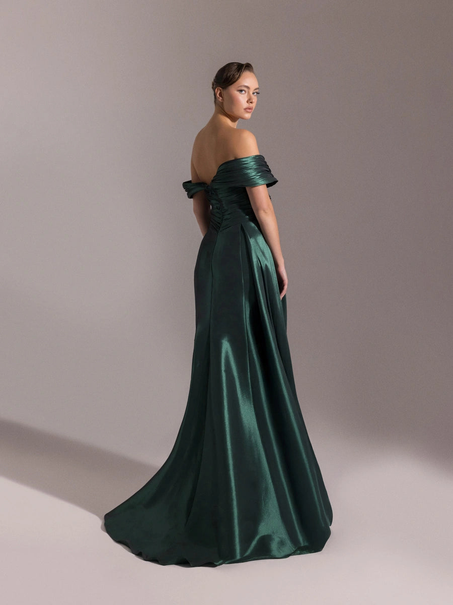 A25001-Göğüsü İşlemeli Yırtmaçlı Pliseli Uzun Abiye Elbise