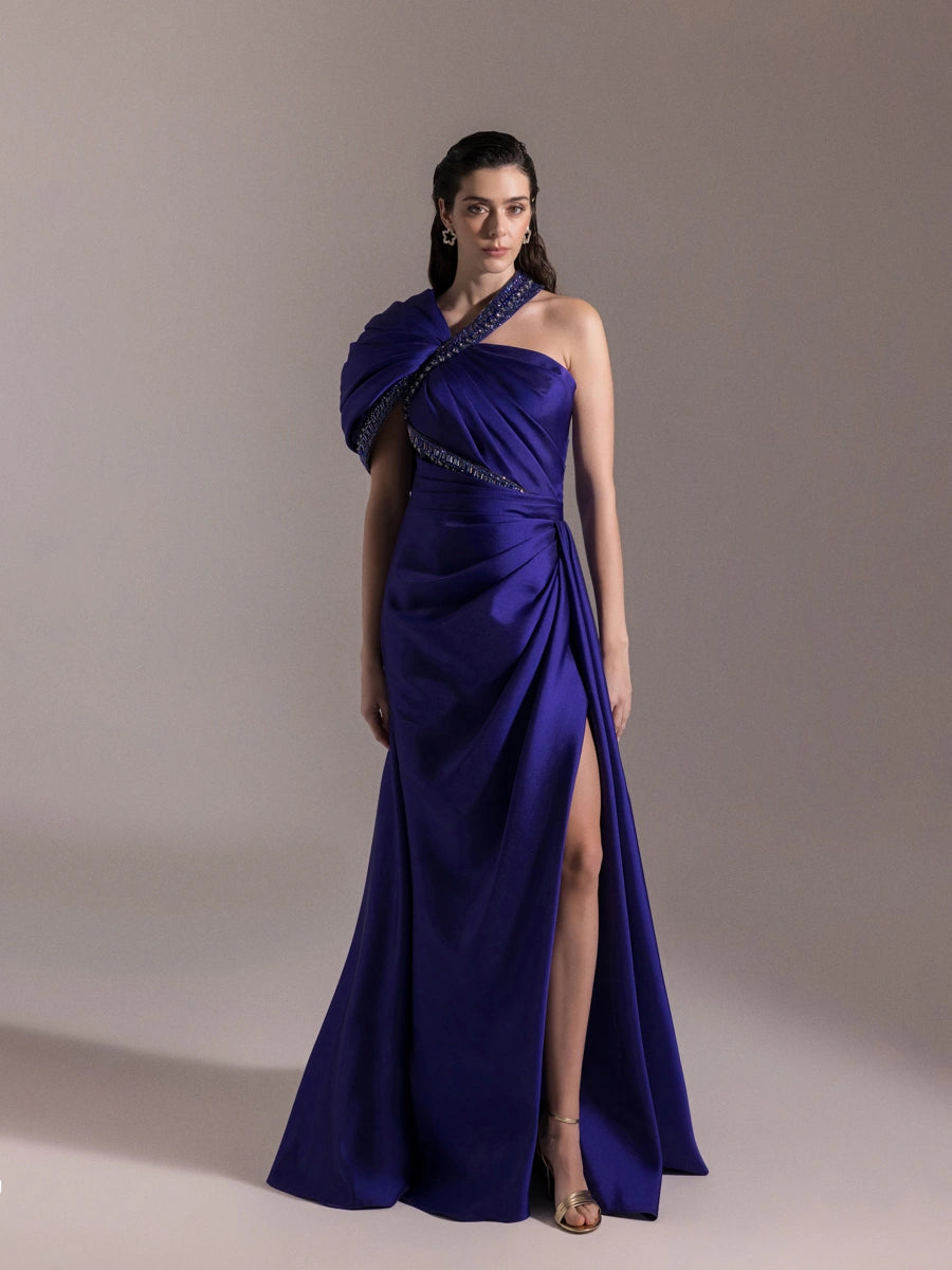 A25025-Asimetrik Kesim Şerit Taş Detaylı Drapeli Balık Abiye Elbise