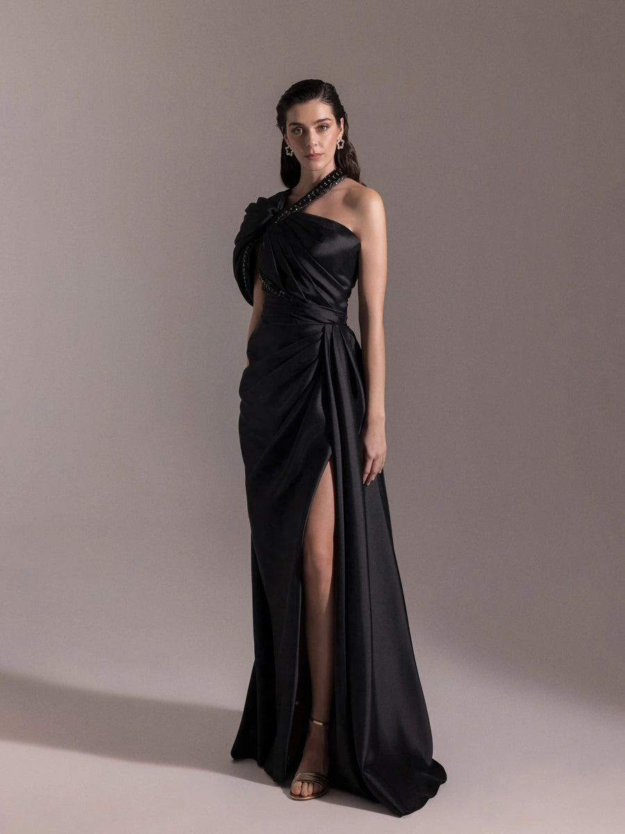 A25025-Asimetrik Kesim Şerit Taş Detaylı Drapeli Balık Abiye Elbise