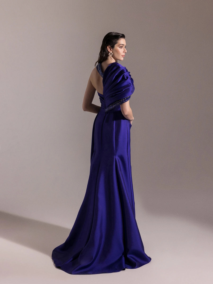 A25025-Asimetrik Kesim Şerit Taş Detaylı Drapeli Balık Abiye Elbise