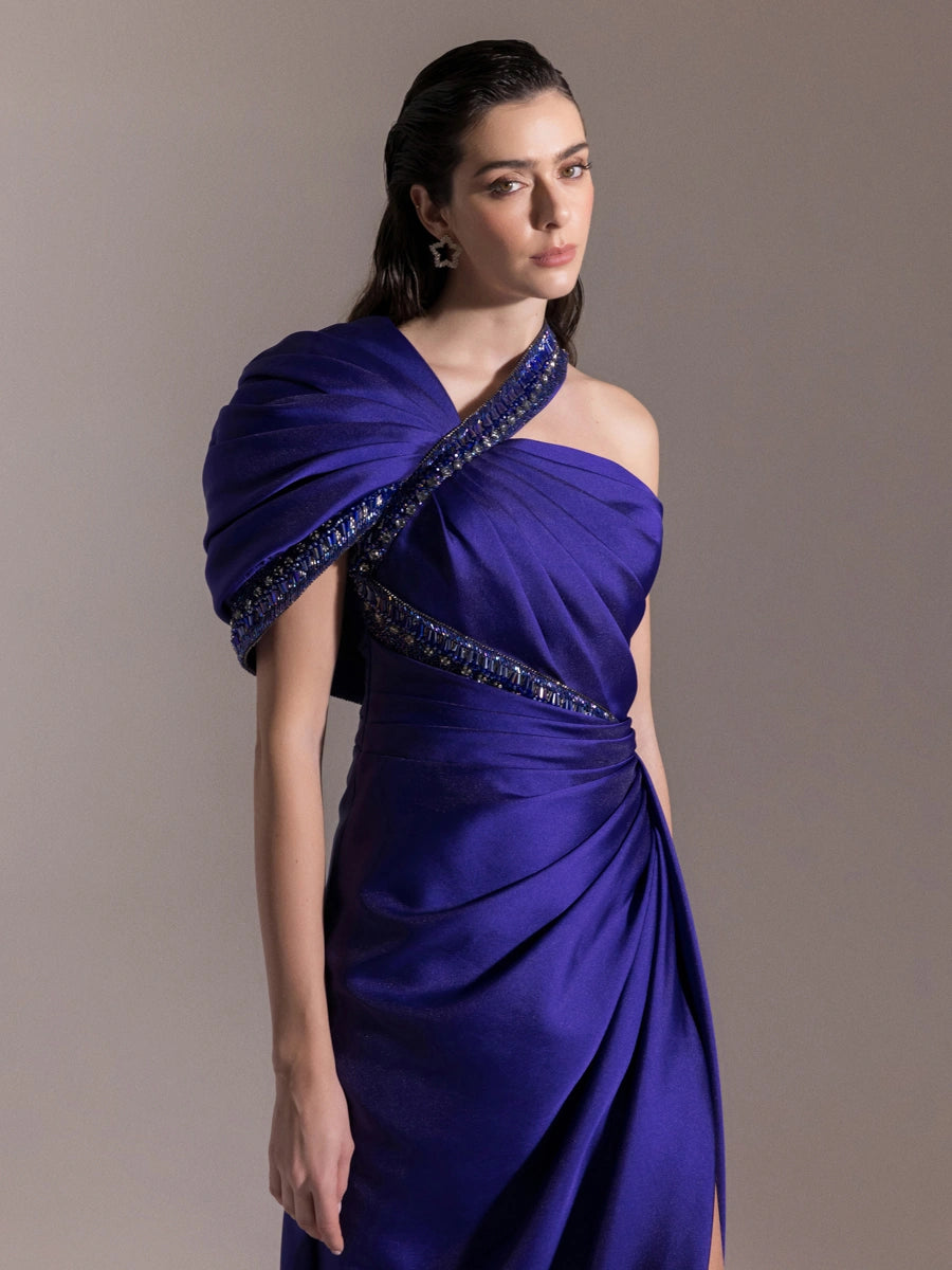 A25025-Asimetrik Kesim Şerit Taş Detaylı Drapeli Balık Abiye Elbise