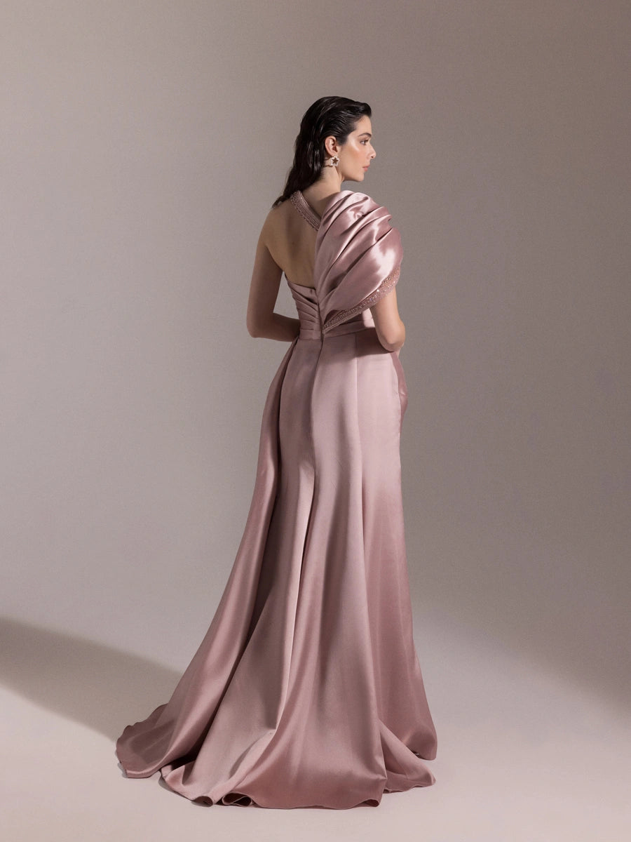 A25025-Asimetrik Kesim Şerit Taş Detaylı Drapeli Balık Abiye Elbise