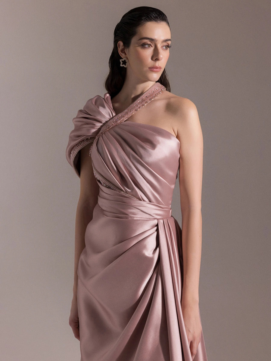 A25025-Asimetrik Kesim Şerit Taş Detaylı Drapeli Balık Abiye Elbise