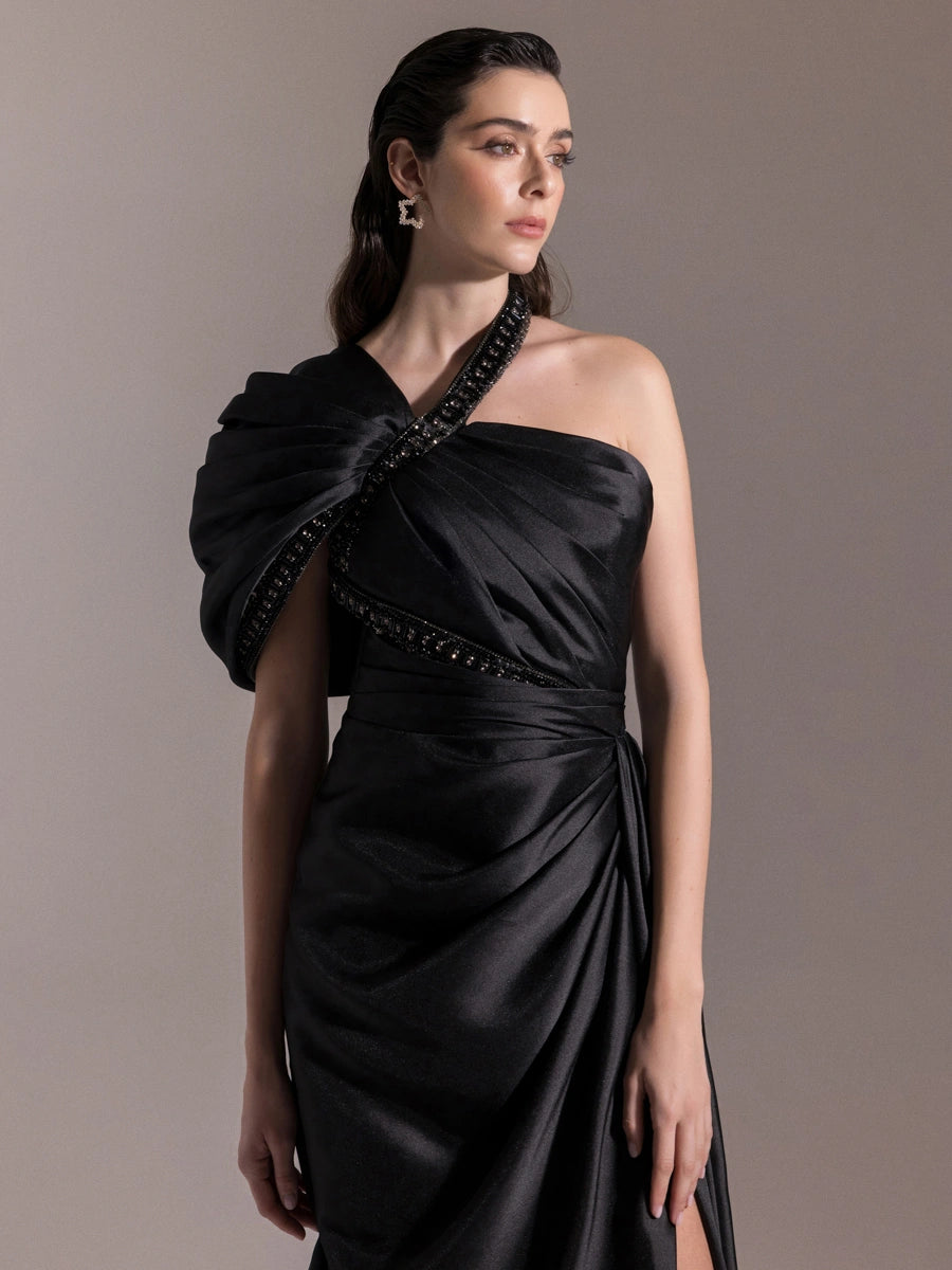 A25025-Asimetrik Kesim Şerit Taş Detaylı Drapeli Balık Abiye Elbise