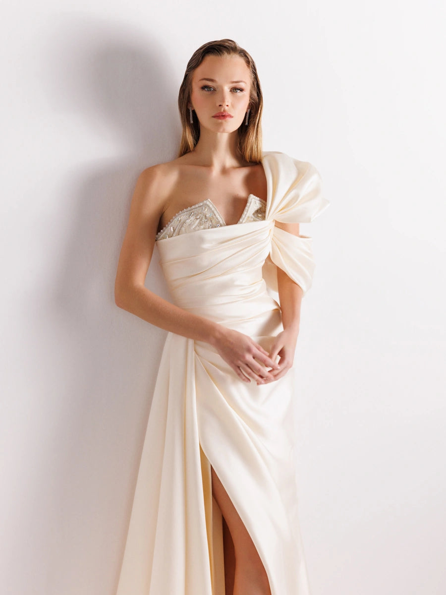 A25038-Straplez Göğüsü İşlemeli Yırtmaçlı Balık Abiye Elbise