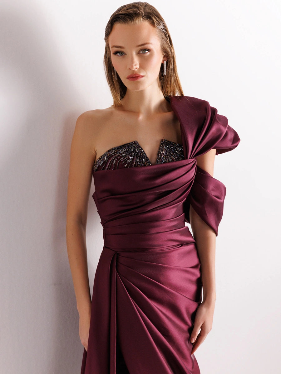 A25038-Straplez Göğüsü İşlemeli Yırtmaçlı Balık Abiye Elbise