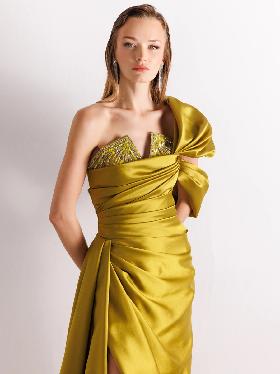 A25038-Straplez Göğüsü İşlemeli Yırtmaçlı Balık Abiye Elbise