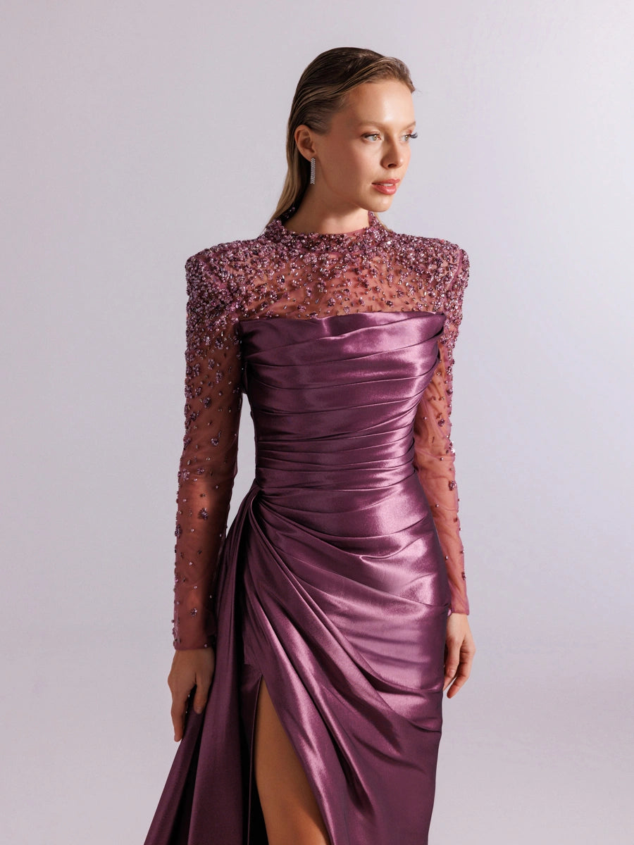 A25067-Straplez Görünümlü Tüm Dekoltesi Taş Detaylı Yırtmaçlı Elbise