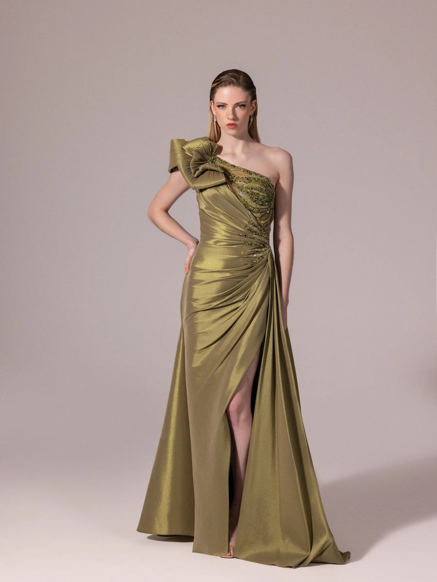 A25085-Asimetrik Kesim Göğsü İşlemeli Yırtmaçlı Balık Abiye Elbise