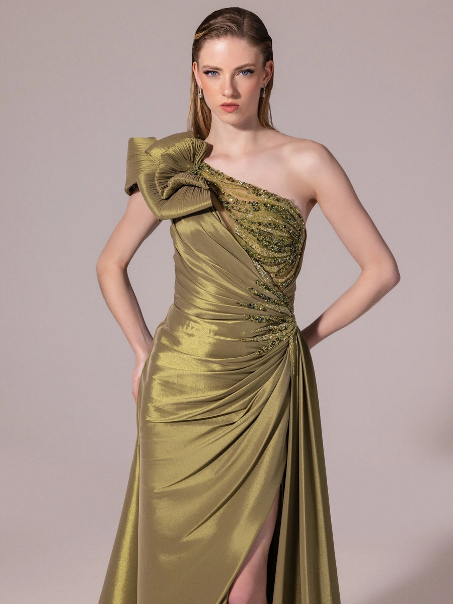 A25085-Asimetrik Kesim Göğsü İşlemeli Yırtmaçlı Balık Abiye Elbise