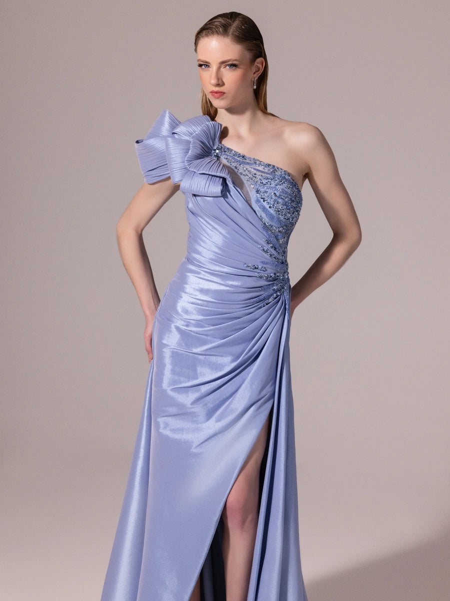 A25085-Asimetrik Kesim Göğsü İşlemeli Yırtmaçlı Balık Abiye Elbise