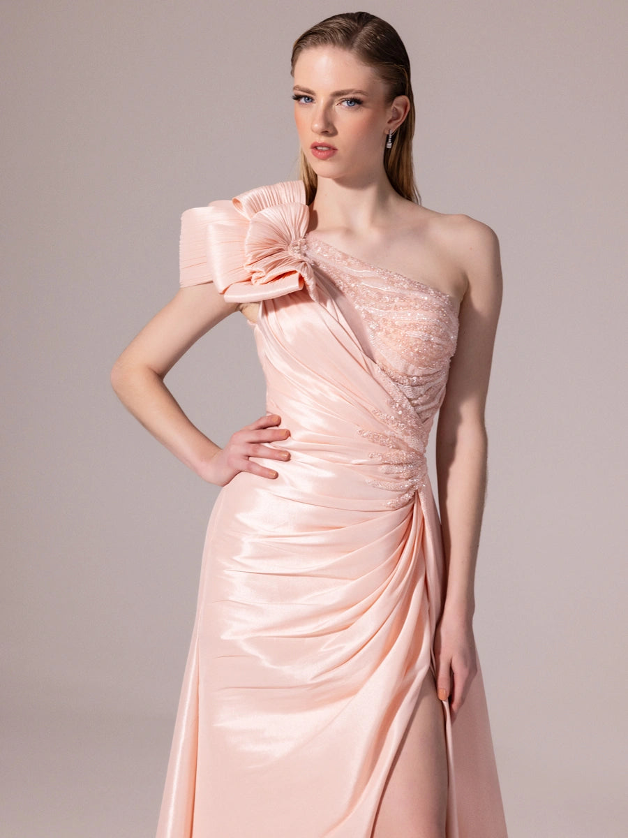 A25085-Asimetrik Kesim Göğsü İşlemeli Yırtmaçlı Balık Abiye Elbise