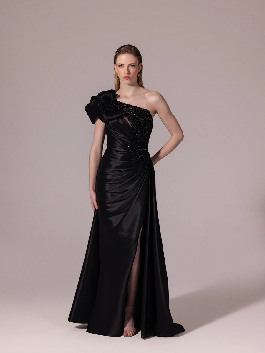 A25085-Asimetrik Kesim Göğsü İşlemeli Yırtmaçlı Balık Abiye Elbise