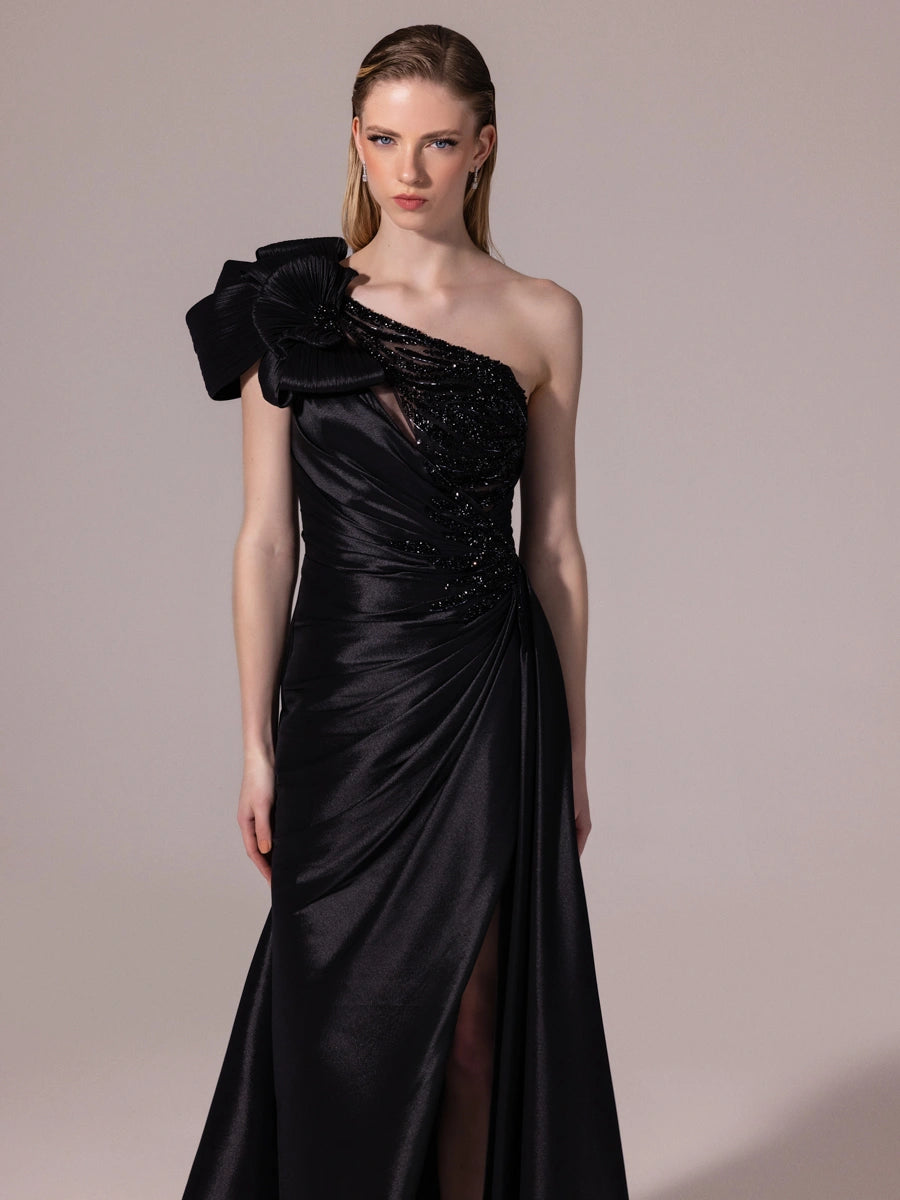 A25085-Asimetrik Kesim Göğsü İşlemeli Yırtmaçlı Balık Abiye Elbise