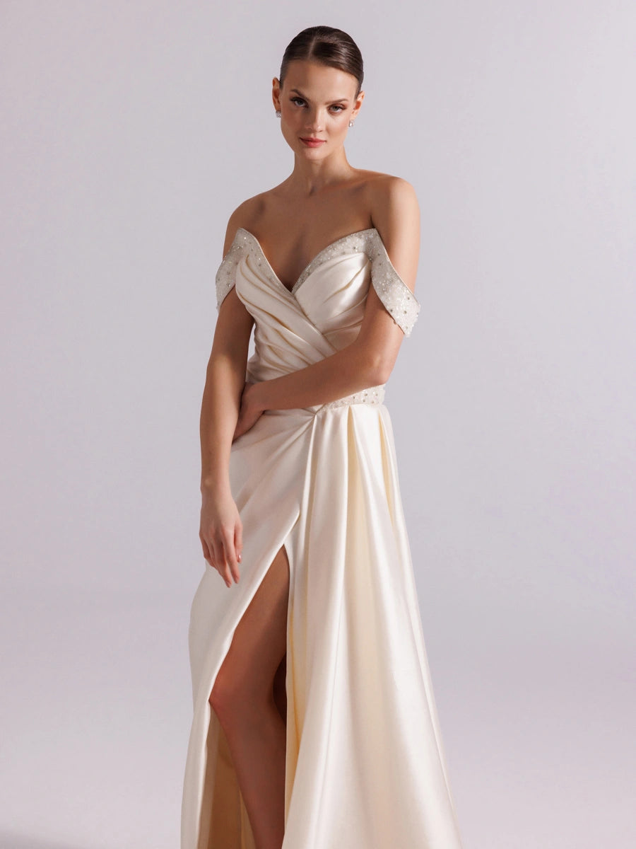 A25095-Kolları İşlemeli Yırtmaçlı Drapeli Balık Abiye Elbise