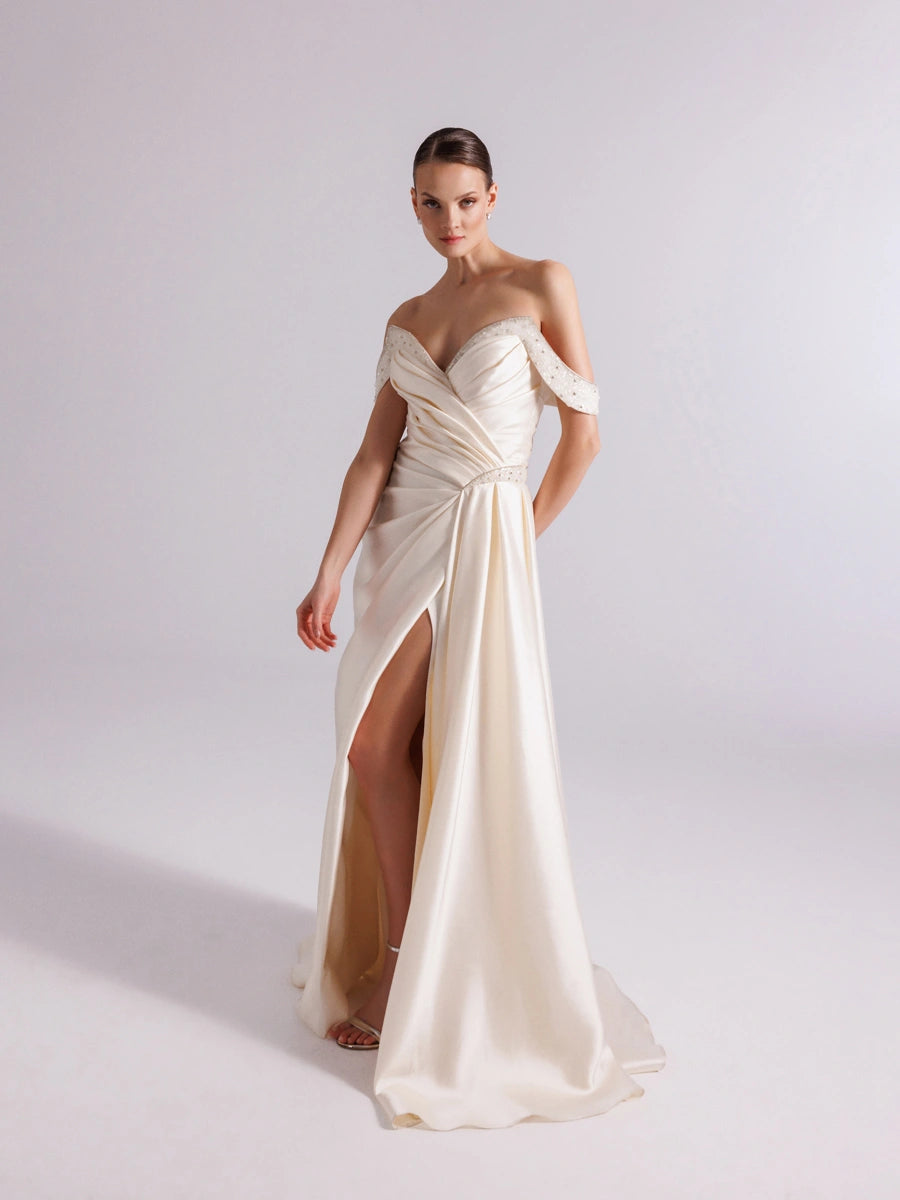 A25095-Kolları İşlemeli Yırtmaçlı Drapeli Balık Abiye Elbise