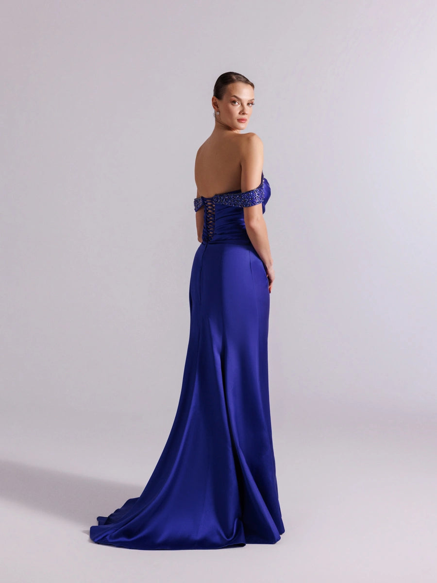 A25095-Kolları İşlemeli Yırtmaçlı Drapeli Balık Abiye Elbise