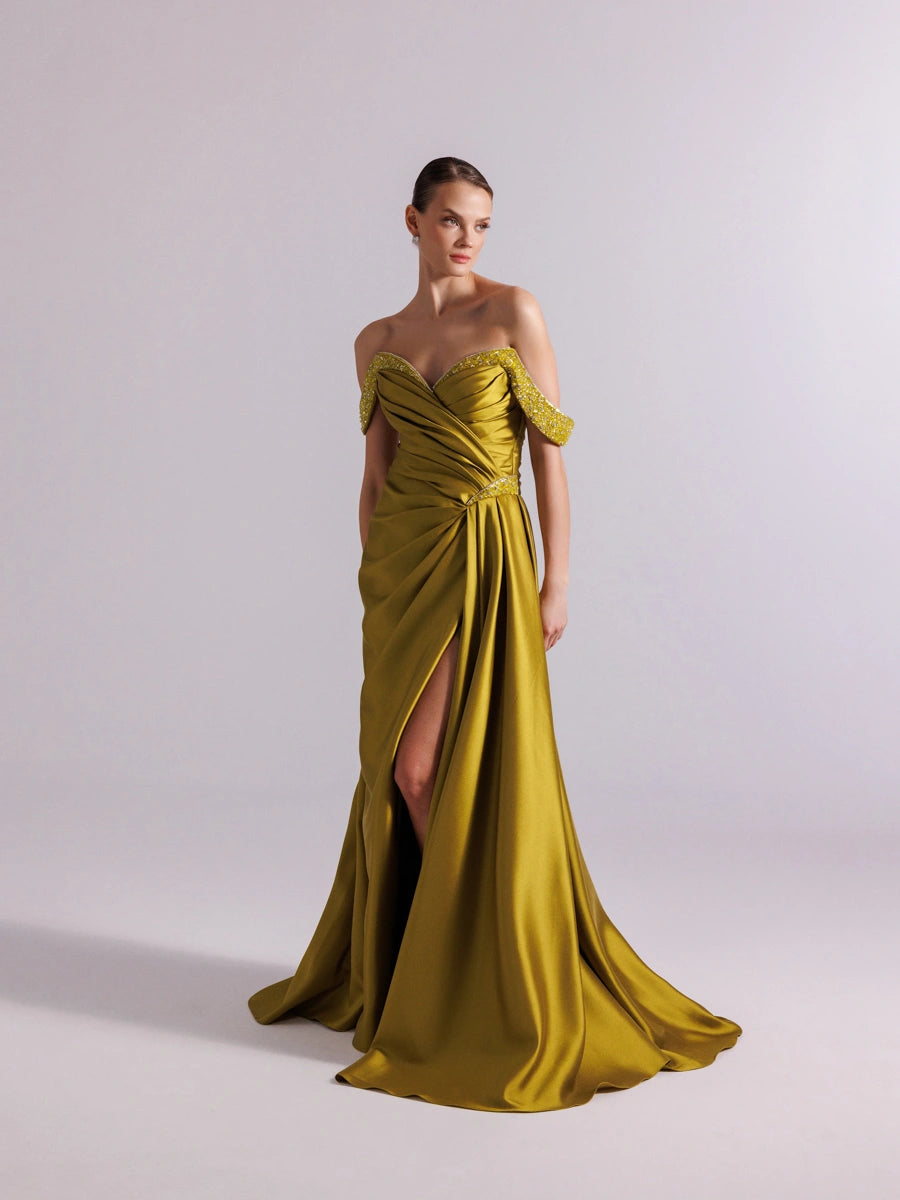 A25095-Kolları İşlemeli Yırtmaçlı Drapeli Balık Abiye Elbise