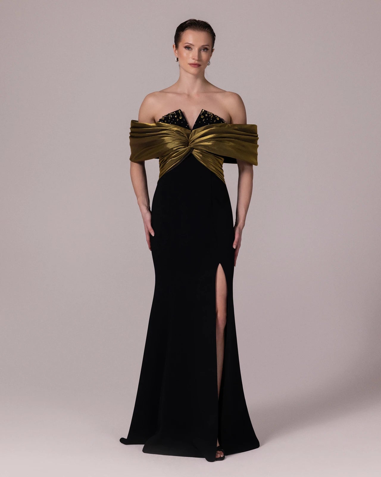 A25180-Straplez Yakası Taş Detaylı Yırtmaçlı Uzun Abiye Elbise