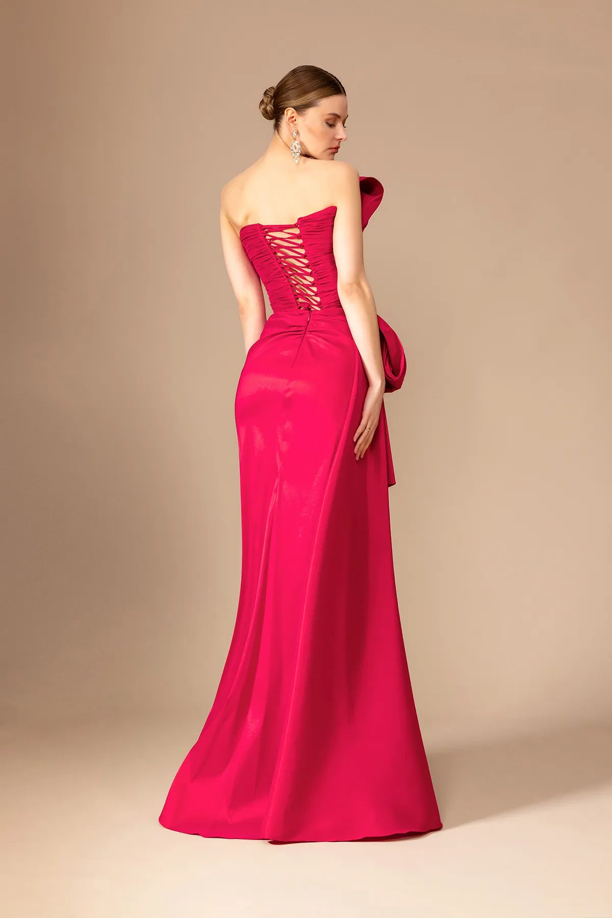 A25187 - Straplez Yaka Drapeli Yırtmaçlı Uzun Elbise