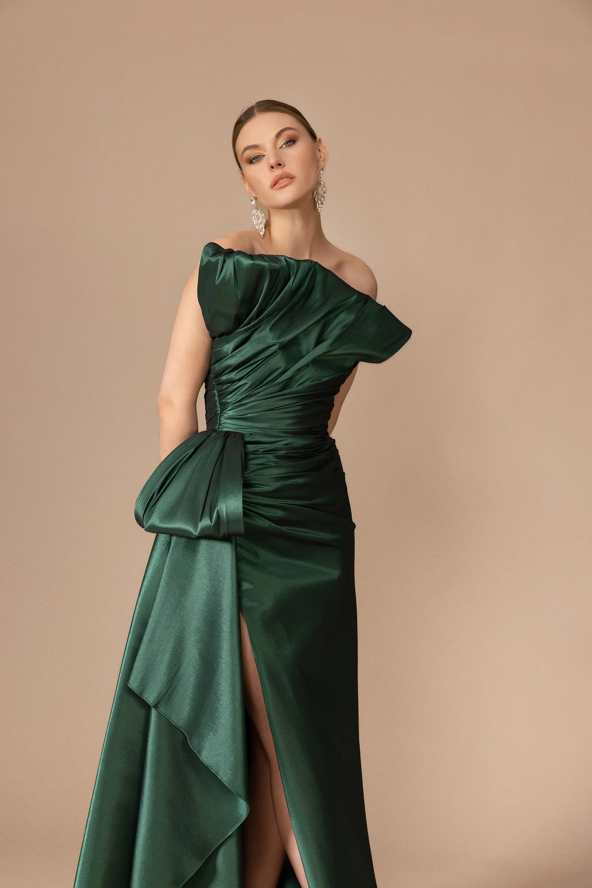 A25187 - Straplez Yaka Drapeli Yırtmaçlı Uzun Elbise