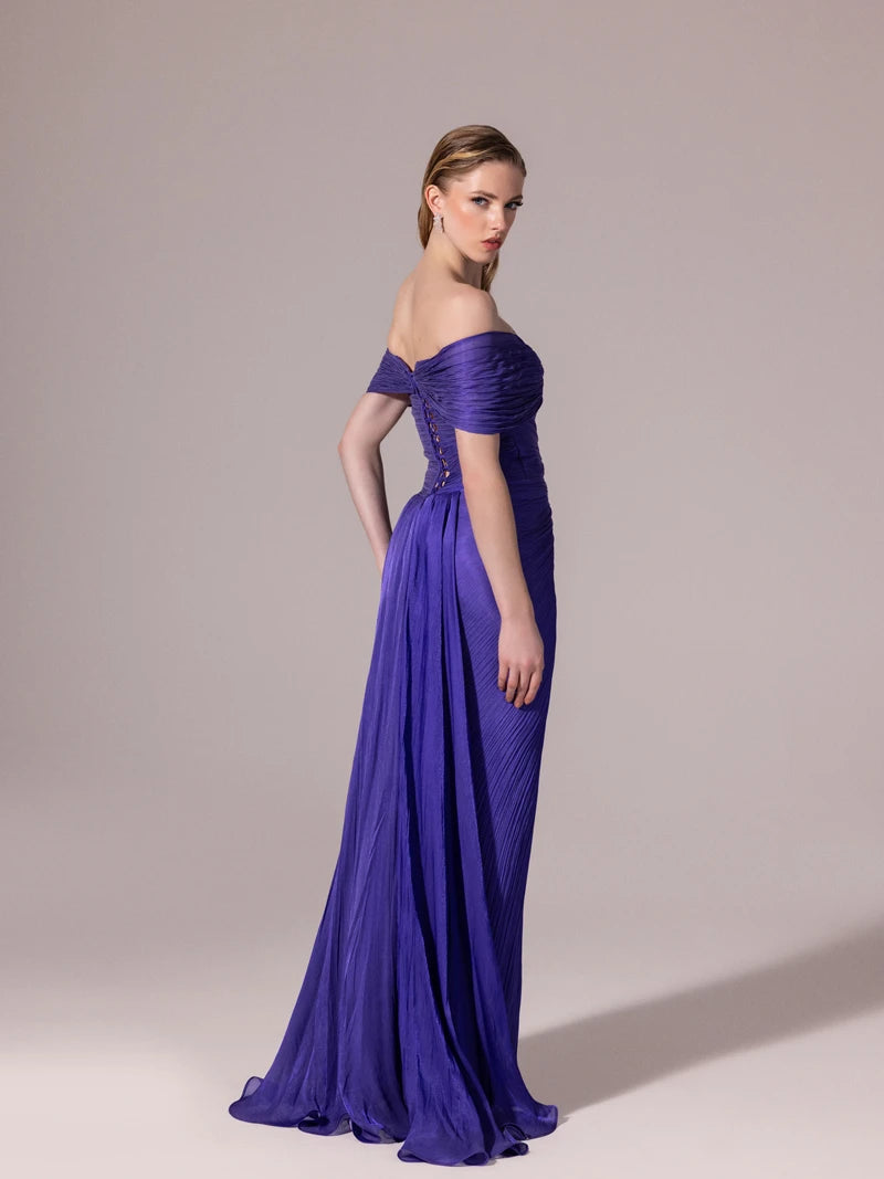 A25189-Önü İşlemeli Omuz Detaylı Pliseli Uzun Elbise