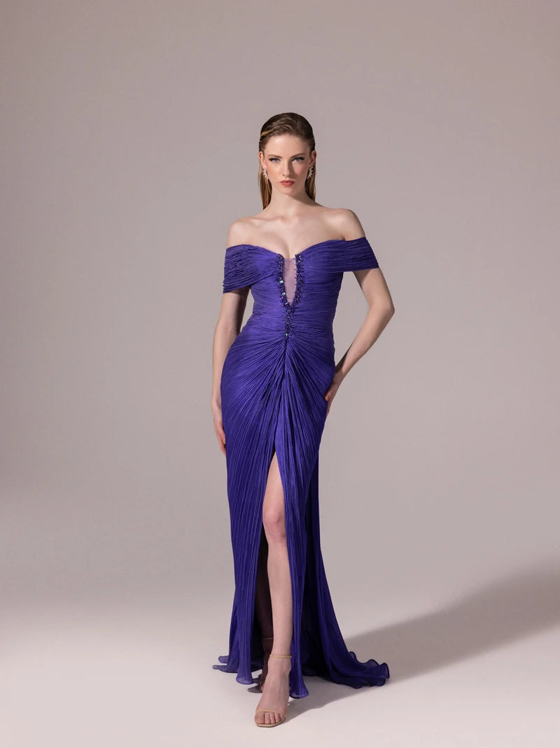 A25189-Önü İşlemeli Omuz Detaylı Pliseli Uzun Elbise