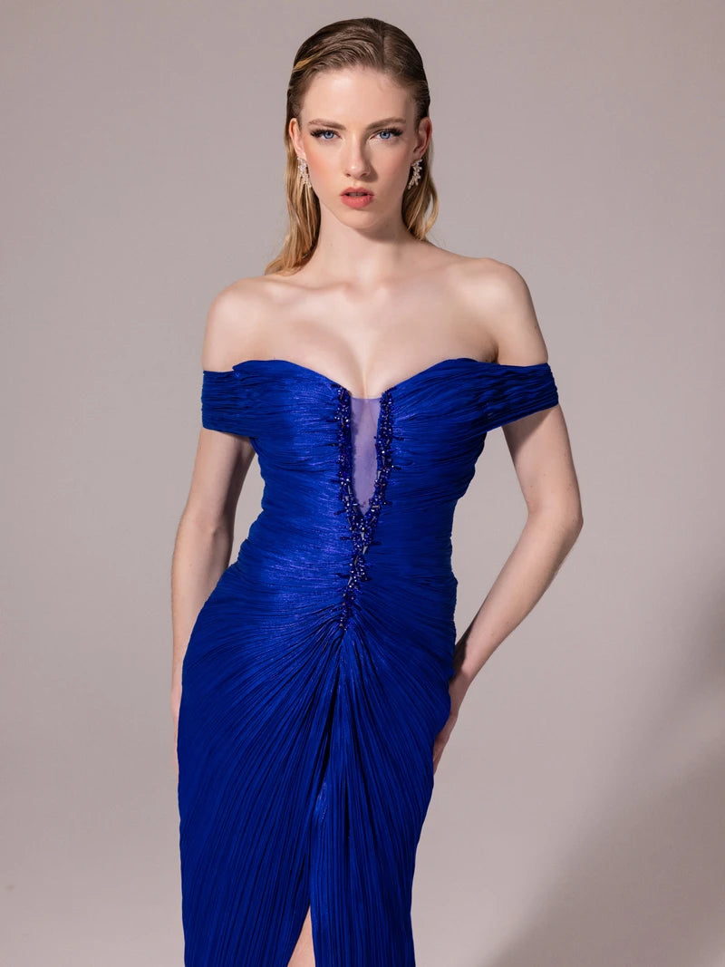 A25189-Önü İşlemeli Omuz Detaylı Pliseli Uzun Elbise