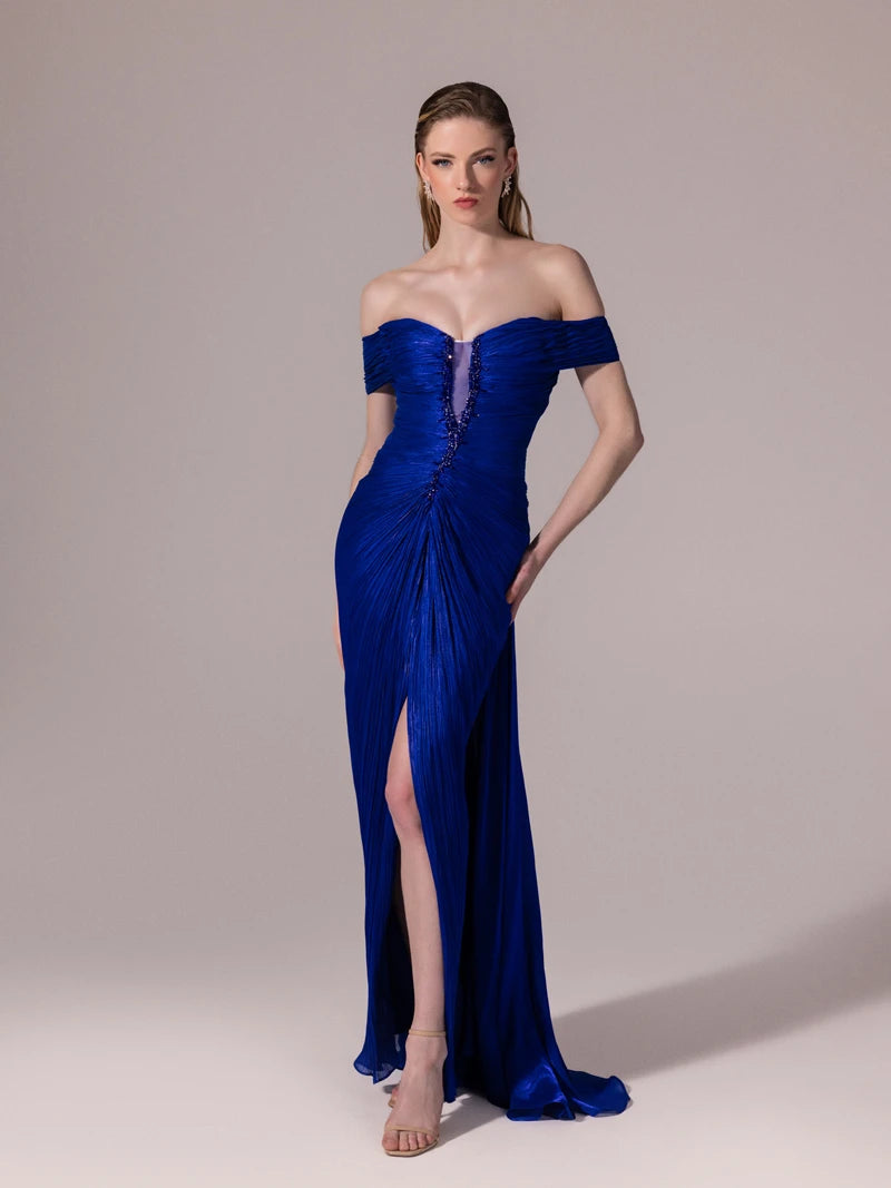 A25189-Önü İşlemeli Omuz Detaylı Pliseli Uzun Elbise