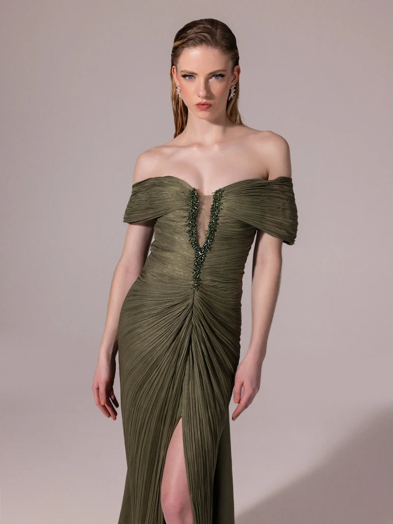 A25189-Önü İşlemeli Omuz Detaylı Pliseli Uzun Elbise