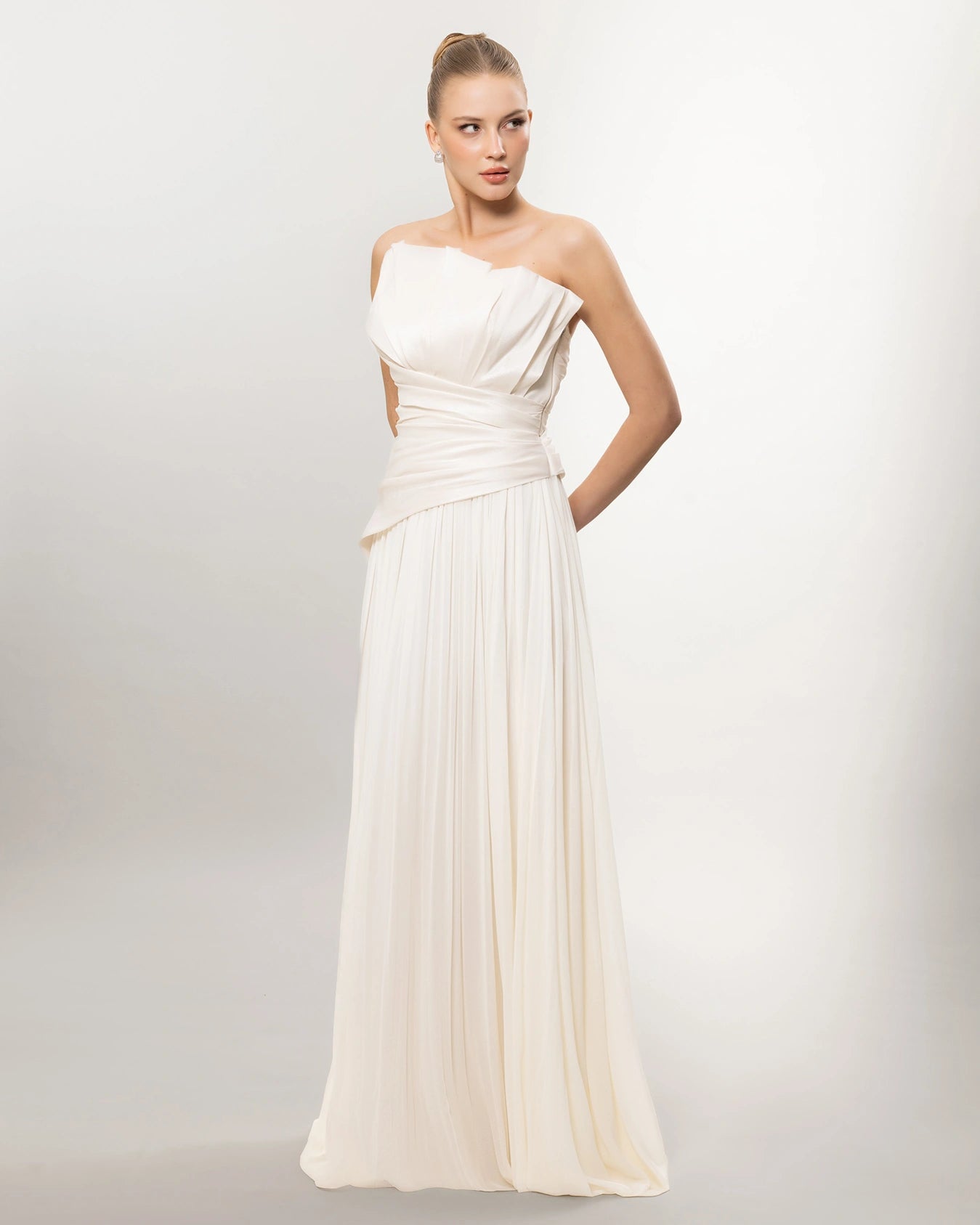 A26027-Straplez Drapeli Pileli Uzun Abiye Elbise