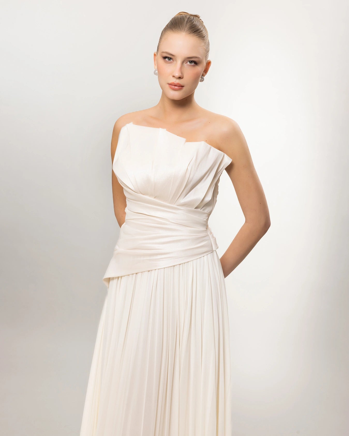 A26027-Straplez Drapeli Pileli Uzun Abiye Elbise